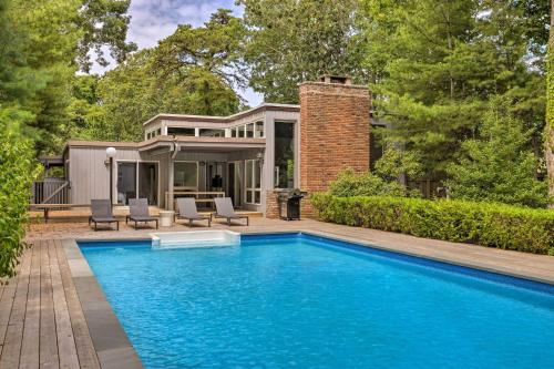 Der Swimmingpool an oder in der Nähe von Modern Hampton Bays Home with Outdoor Pool!