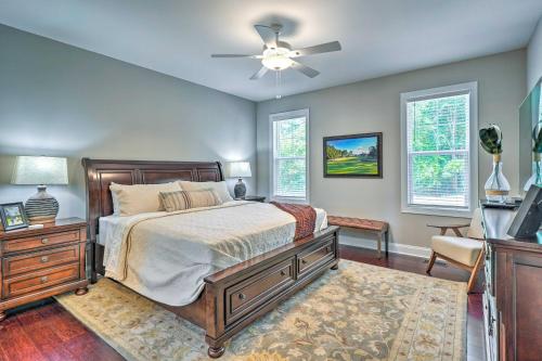 Un pat sau paturi într-o cameră la Pinehurst Golf Paradise - 2 Mi to Clubhouse!