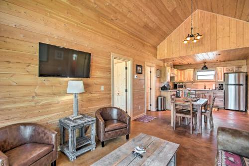Kuchyň nebo kuchyňský kout v ubytování Dreamy Mountain-View Cabin Near Yellowstone!