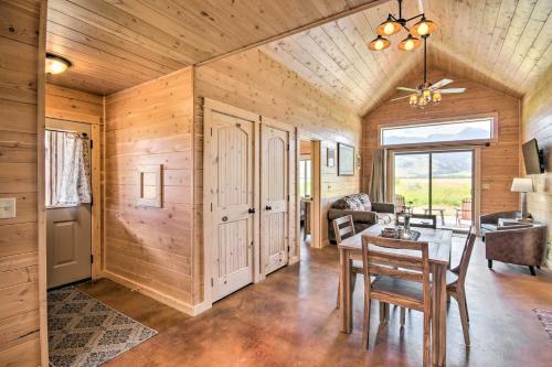 Fotografie z fotogalerie ubytování Dreamy Mountain-View Cabin Near Yellowstone! v destinaci Livingston