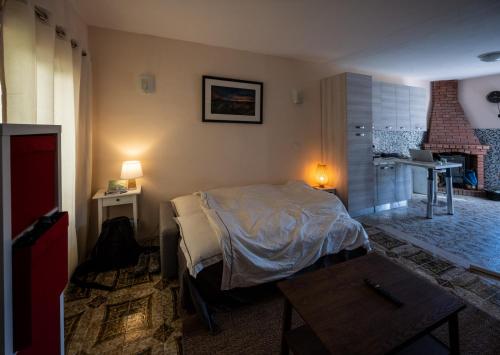 1 dormitorio con cama, mesa y chimenea en Beautiful apartment with a fantastic balcony view 