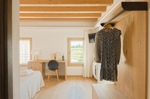 una habitación con un vestido colgado en la pared en Casa Vettor, en Valdobbiadene