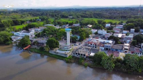 una vista aérea de una ciudad junto a un río en Apartamento, La paz, en Puerto Triunfo
