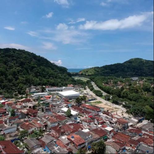 uma vista aérea de uma cidade com edifícios e montanhas em Casa com estacionamento coberto, localizada em Vila Sahy em São Sebastião