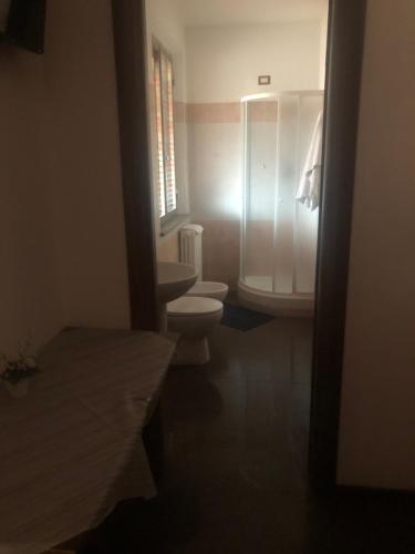 a bathroom with two toilets and a sink at Le camere di aisa in Santa Maria degli Angeli