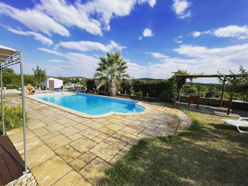 una piscina en el patio de una casa en Monte de Stª Margarida, en Montemor-o-Novo