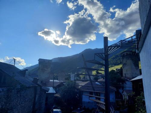 Una imagen general de la montaña o una montaña tomada desde la pensión
