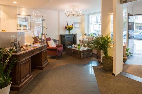 a room with a salon with a counter and a chair at Hotel De Hofkamers in Ostend