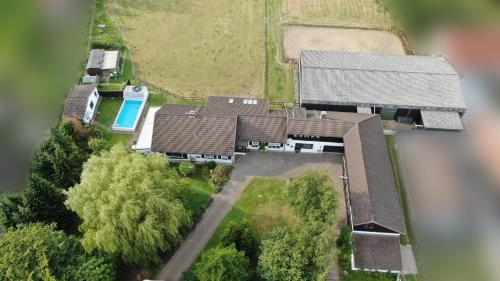 una vista aérea de una casa con patio en Landhaus Hideaway mit Aussenpool, Sauna und Kamin, en Bosau