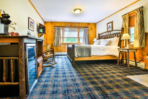 Postel nebo postele na pokoji v ubytování Garnet Hill Lodge