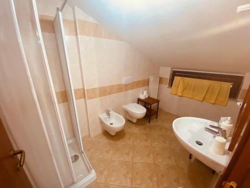 een badkamer met een douche, een toilet en een wastafel bij Azienda Vitivinicola Sergio Del Casale in Vasto