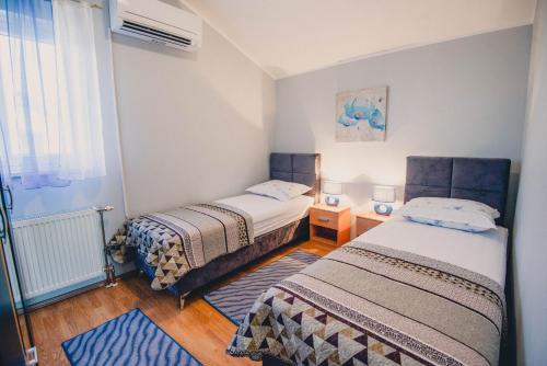 ein kleines Zimmer mit 2 Betten und einem Fenster in der Unterkunft Holiday Home My Dream in Šibenik