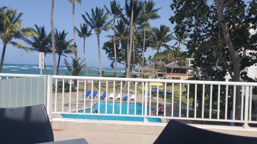 Výhled na bazén z ubytování Cabarete Kite Beach Rooms & Condos nebo okolí