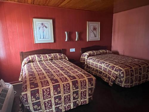 2 camas en una habitación con paredes rojas en Washington & Lee Motel, en East End