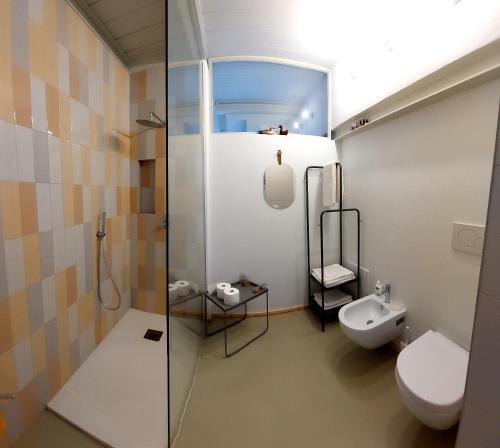 ein Bad mit einem WC und einer Glasdusche in der Unterkunft Guiscarda Turismo in Bari