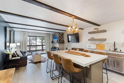 eine Küche und ein Wohnzimmer mit Tisch und Stühlen in der Unterkunft Luxurious 2 Bedroom Base Camp Condo - Steps from Kirkwood Village condo in Kirkwood