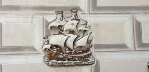 a vase hanging on the side of a wall at Il Vascello in Rapallo