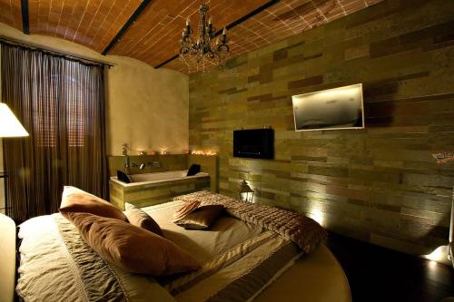 a bedroom with a bed and a sink in a room at Agriturismo Belagaggio in Montefollonico
