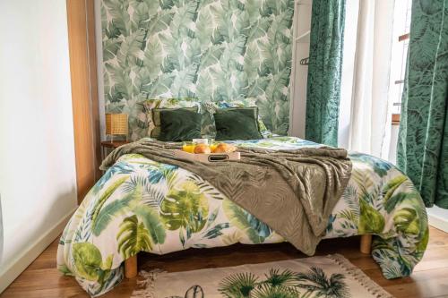 - une chambre avec un lit et des fruits dans l'établissement Au petit moulin, plein centre ville Montbéliard, à Montbéliard