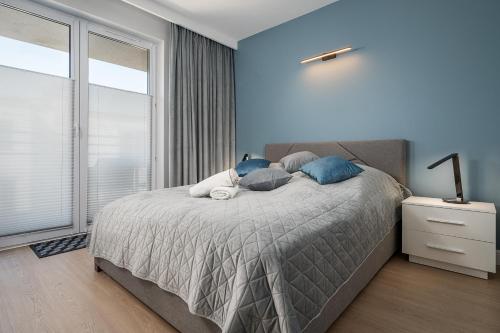 Ένα ή περισσότερα κρεβάτια σε δωμάτιο στο Morskie Apartamenty Albatros i Góral