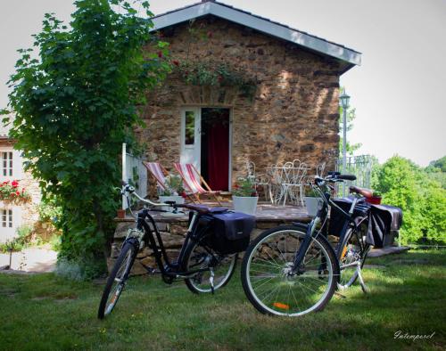 two bikes parked in front of a stone house at Chambre d'hôtes Puech Noly in Mont-Roc