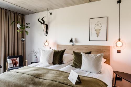 a bedroom with a large bed and a desk at Sommers "Schöne Aussicht", Adults only in Reichenbach im Vogtland