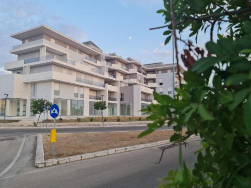 un edificio de apartamentos al lado de una carretera en MYHome Lecce - SalentoSouthApulia, en Lecce