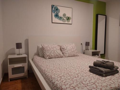 מיטה או מיטות בחדר ב-Coqueto miniapartamento junto centro Torremolinos