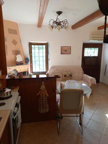 a kitchen with a table and a living room at ΠΗΛΙΟ- ΤΟ ΕΞΟΧΙΚΟ ΤΗΣ ΑΝΝΑΣ- ΑΦΗΣΣΟΣ in Afissos