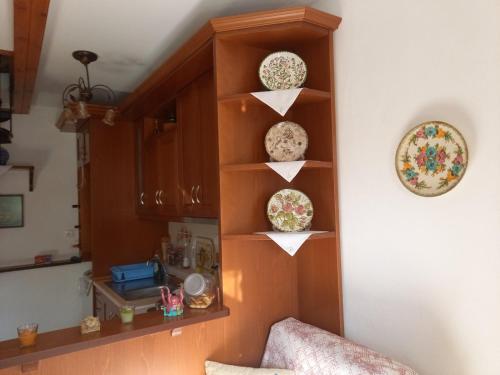 a shelf with plates and dishes on it at ΠΗΛΙΟ- ΤΟ ΕΞΟΧΙΚΟ ΤΗΣ ΑΝΝΑΣ- ΑΦΗΣΣΟΣ in Afissos