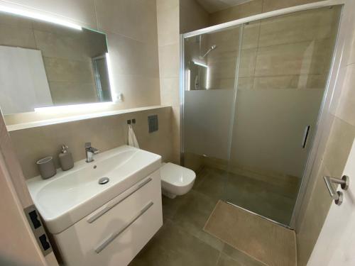 Ένα μπάνιο στο Apartmány Kubínska, Hillside