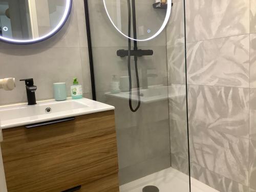 a bathroom with a shower and a sink at Immodēly & la Magie de Disney in Serris