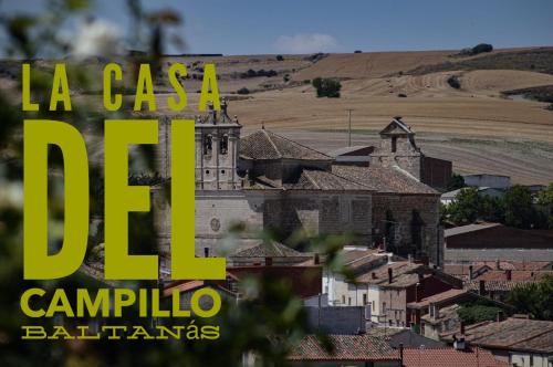 Blick auf eine kleine Stadt mit Kirche und Gebäuden in der Unterkunft La Casa del Campillo in Baltanás