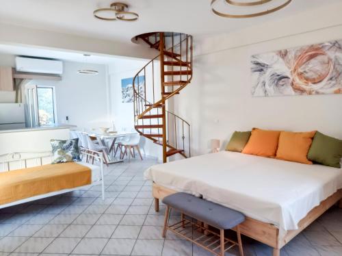 1 dormitorio con 1 cama y escalera de caracol en Zoi's Hοuse.Vacation home in Mani near Vathi beach, en Vathí