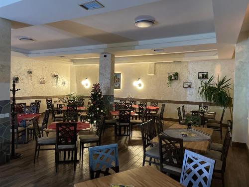 A restaurant or other place to eat at Restaurant - Rooms "Pače 027" Restoran - Prenociste