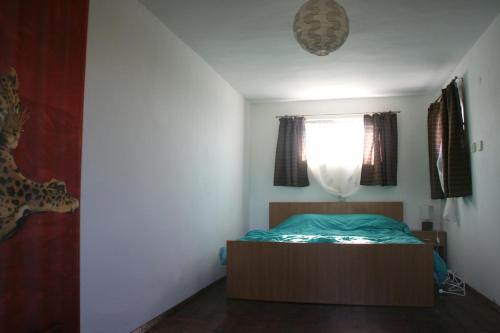 a small bedroom with a bed and a window at Villa Sanaan in Bryastovets