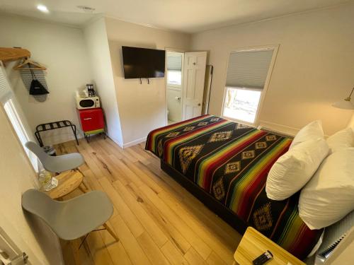 Ένα ή περισσότερα κρεβάτια σε δωμάτιο στο Frederick Motel