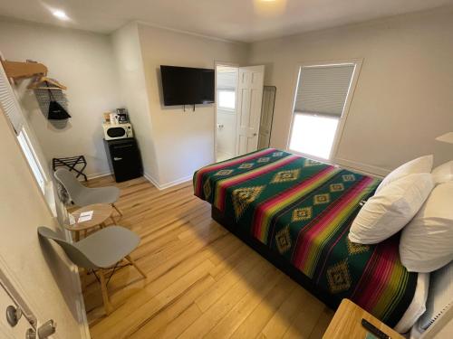 Μια τηλεόραση ή/και κέντρο ψυχαγωγίας στο Frederick Motel