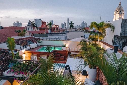 uma vista para um edifício com palmeiras e edifícios em Amarla Boutique Hotel Casco Viejo em Cidade do Panamá