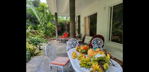 una mesa con un montón de fruta encima en Belombre River Villa, en Bel Ombre