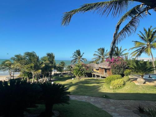 a resort with a view of the beach and palm trees at Villa Mango in Icaraí