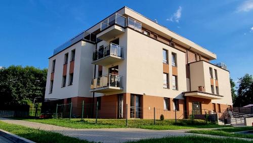 un edificio con balcones en un lateral en Apartament Sołtysia Góra en Jelenia Góra