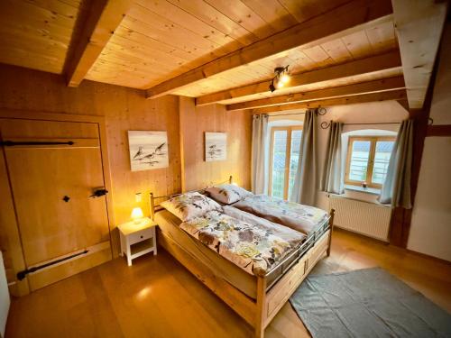 um quarto com uma cama num quarto com uma janela em Rohrachhof em Treuchtlingen