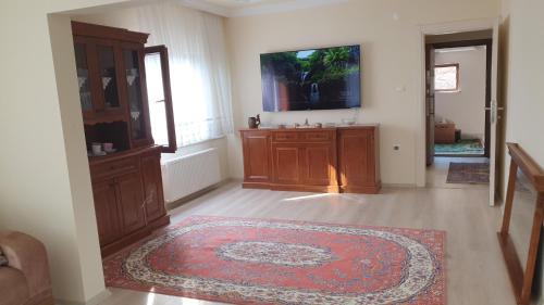 Televisyen dan/atau pusat hiburan di Grand61 guest home