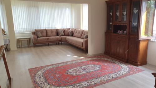 Ruang duduk di Grand61 guest home