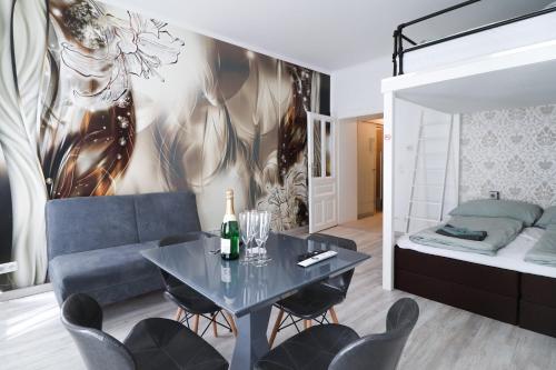 un soggiorno con divano e tavolo di CozyNite Premium Apartment Favoriten 1 a Vienna