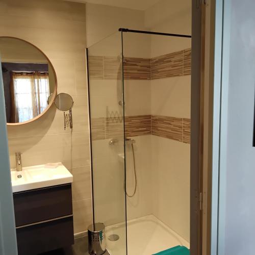 La salle de bains est pourvue d'une douche et d'un lavabo. dans l'établissement La coquette, à Bué