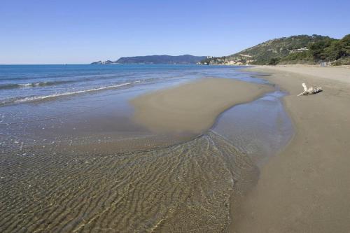 une plage de sable avec une étendue d'eau dans l'établissement Casa Giannella, a due passi dal mare, à Giannella