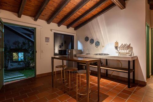 a kitchen with a stove and a counter top at Soy Local Guatape Campestre in Guatapé