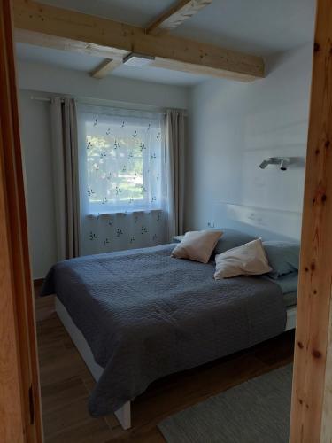 um quarto com uma cama grande e uma janela em Grape House Kintai em Kintai